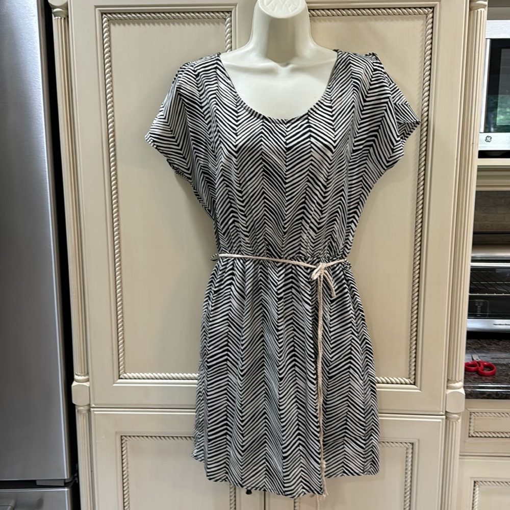 Aqua Bloomingdales Black & White Tie Waist Dress Size Small